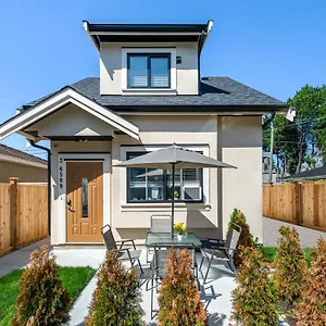 Three Bedrooms Brand New Laneway House Near Public Transit Villa