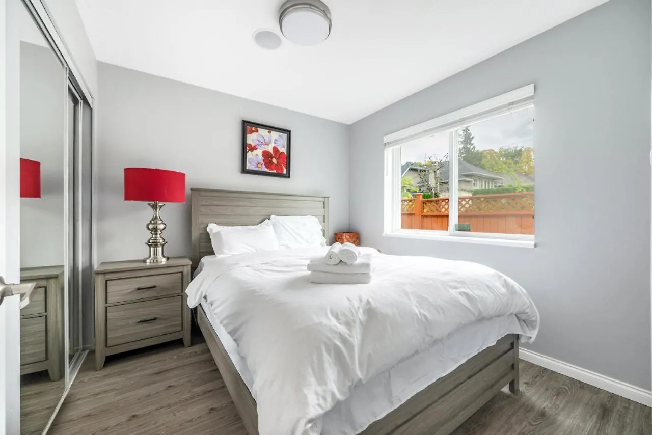 Stylish Dual Bedroom Suite In Van West Vancouver 0*,
