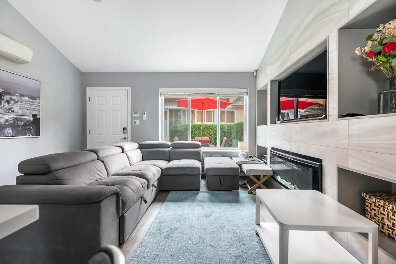Stylish Dual Bedroom Suite In Van West Vancouver