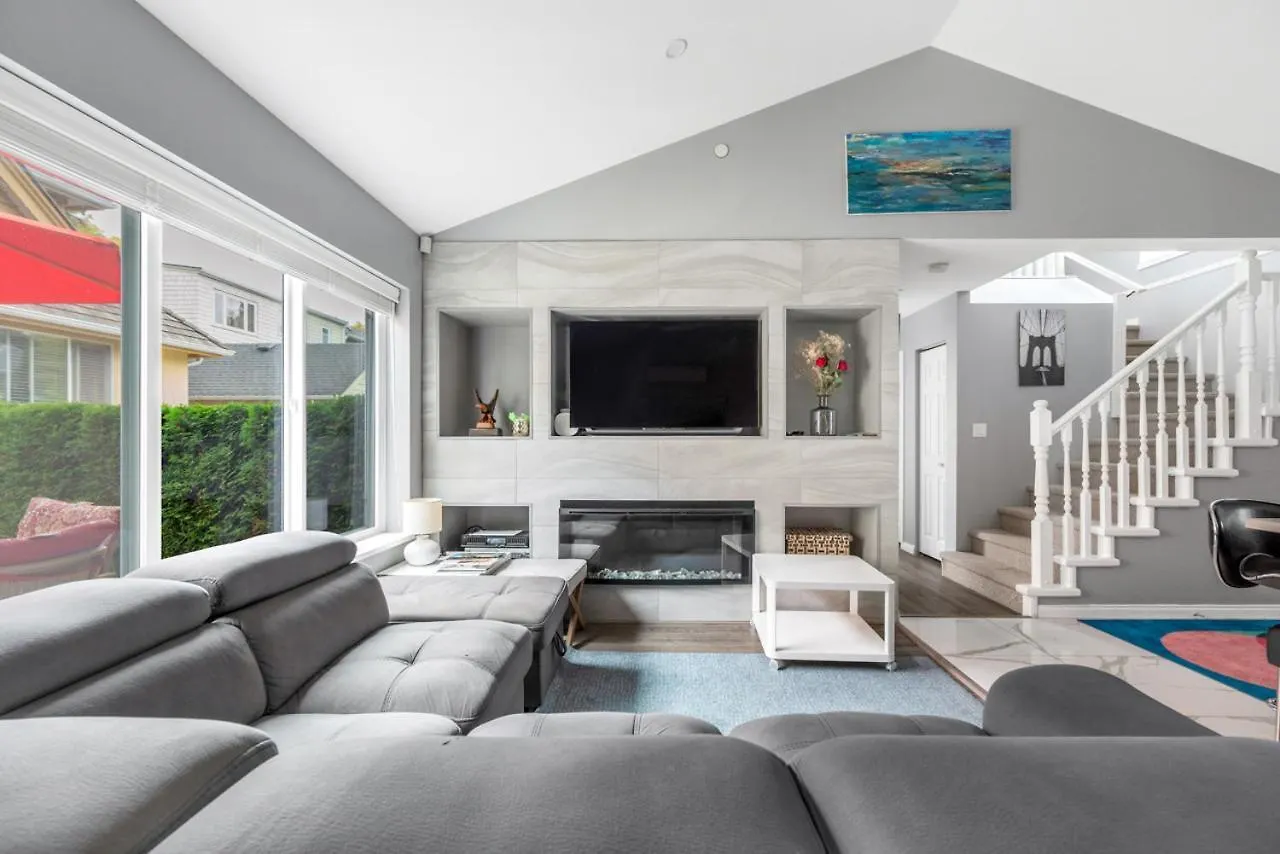 Stylish Dual Bedroom Suite In Van West Vancouver