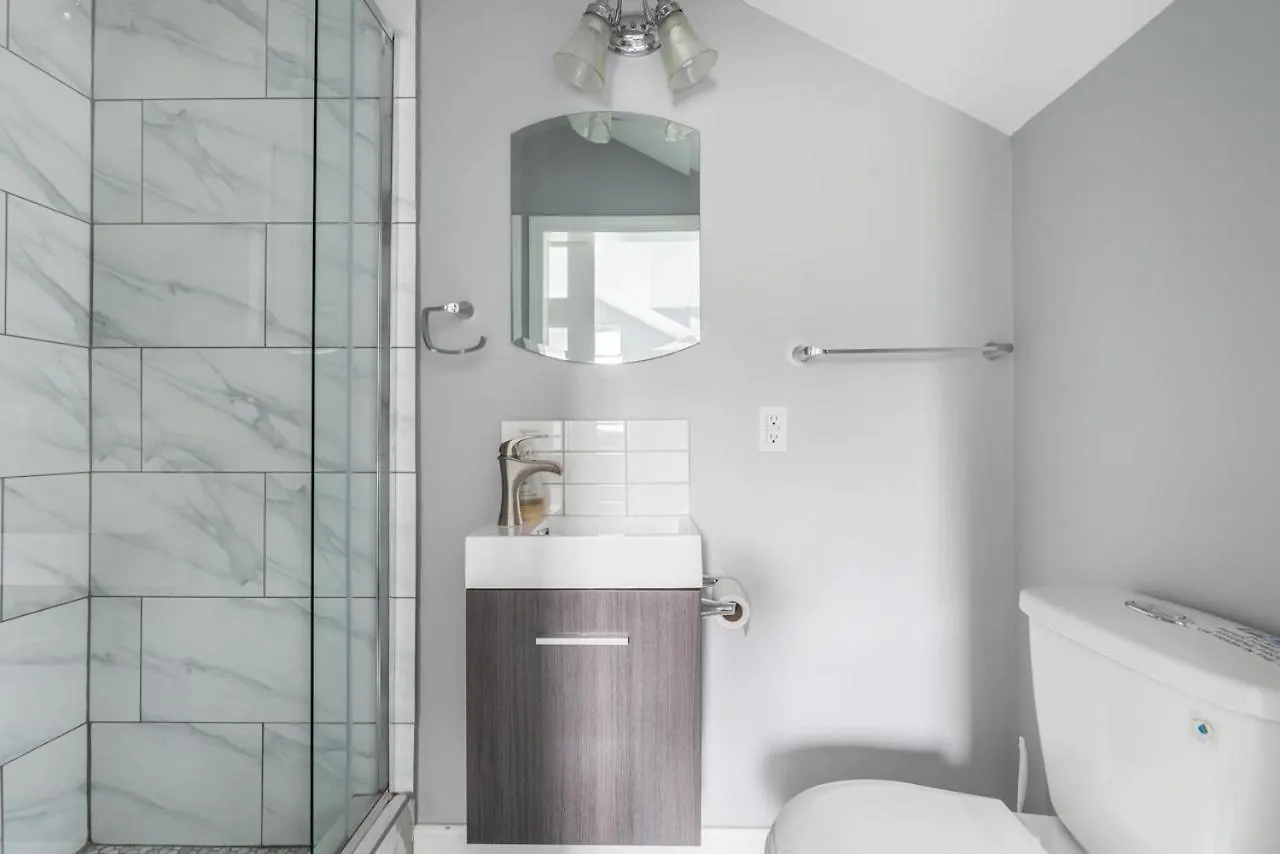 Stylish Dual Bedroom Suite In Van West Vancouver