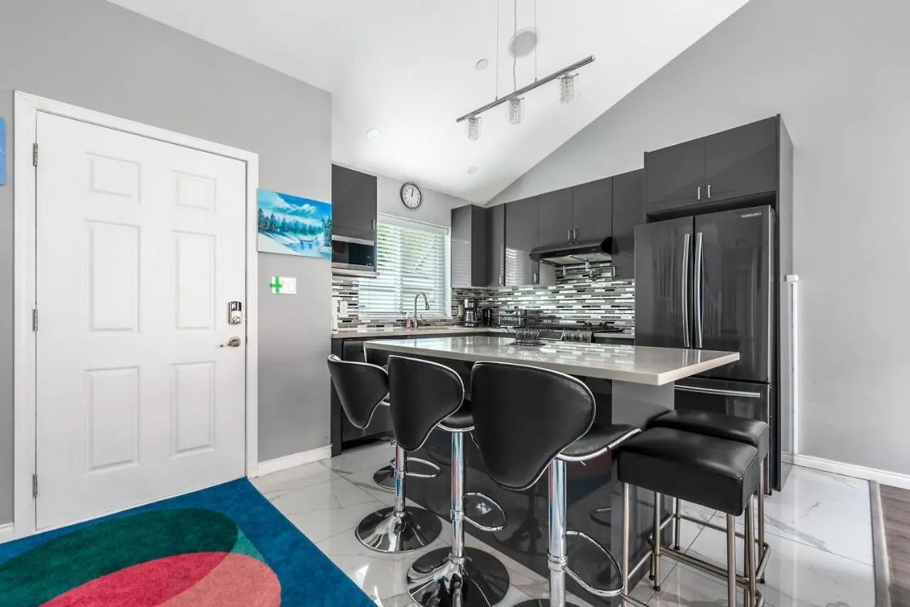 Holiday home Stylish Dual Bedroom Suite In Van West Vancouver