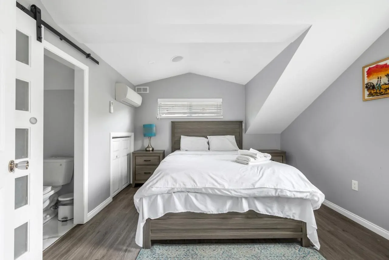 Stylish Dual Bedroom Suite In Van West Vancouver Canada